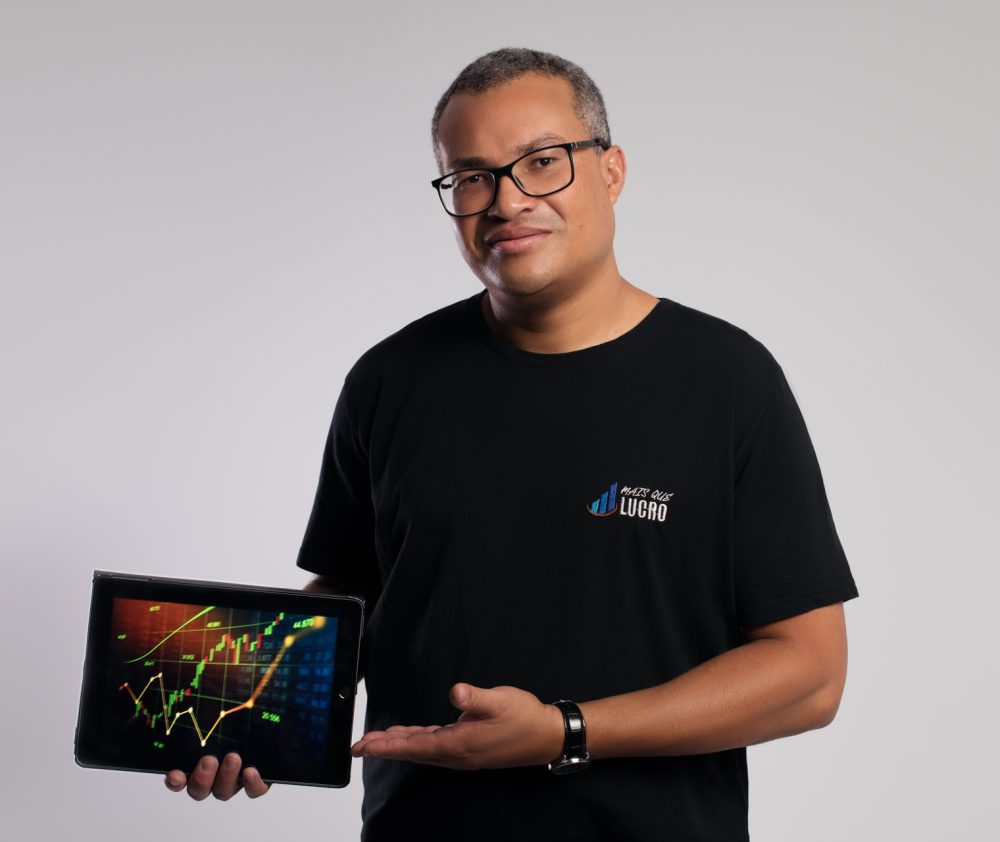 Leo Bessa, fundador do Mais que Lucro, apresentando um gráfico financeiro no tablet